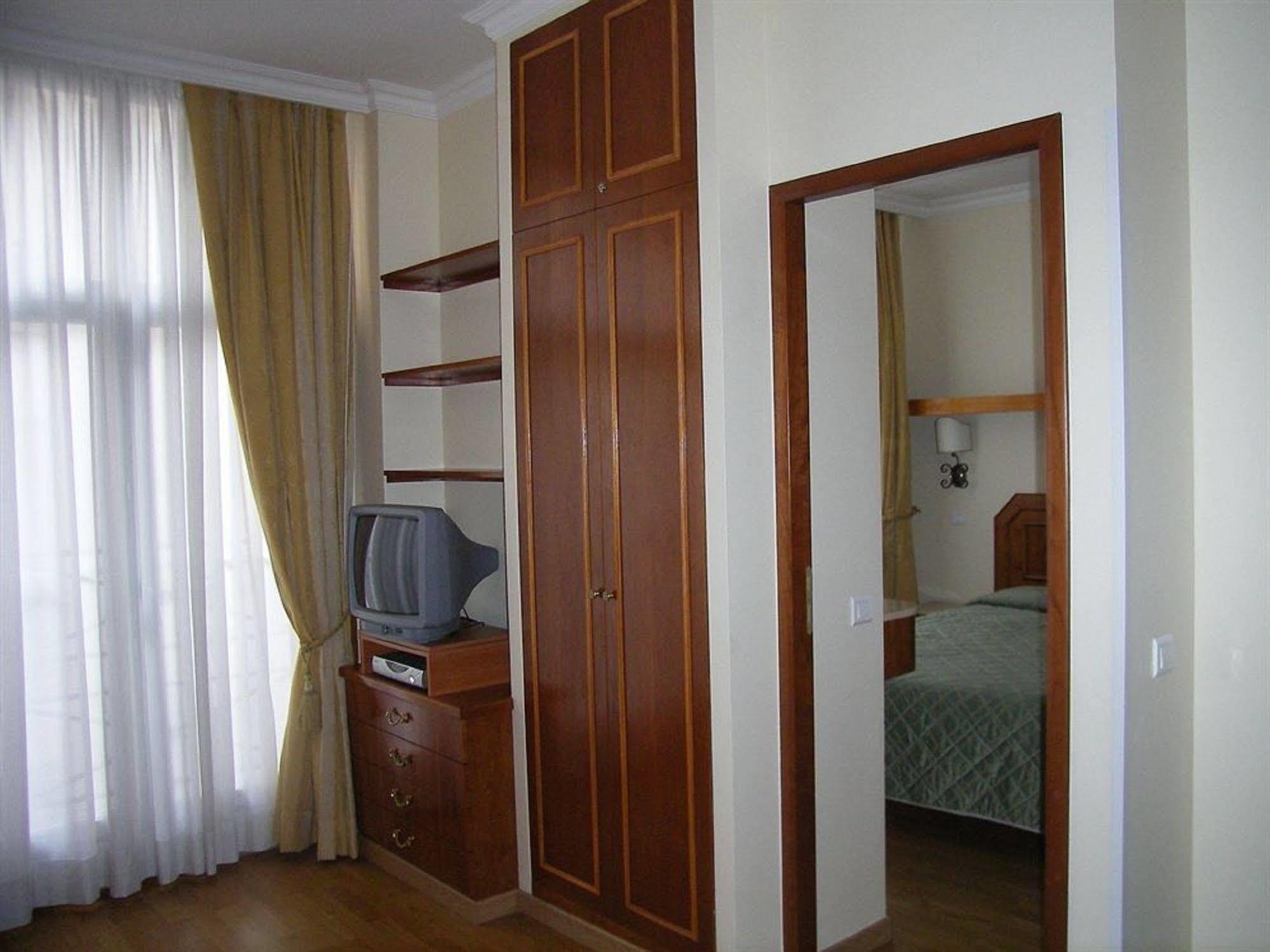 Hotel Arc De Triomphe