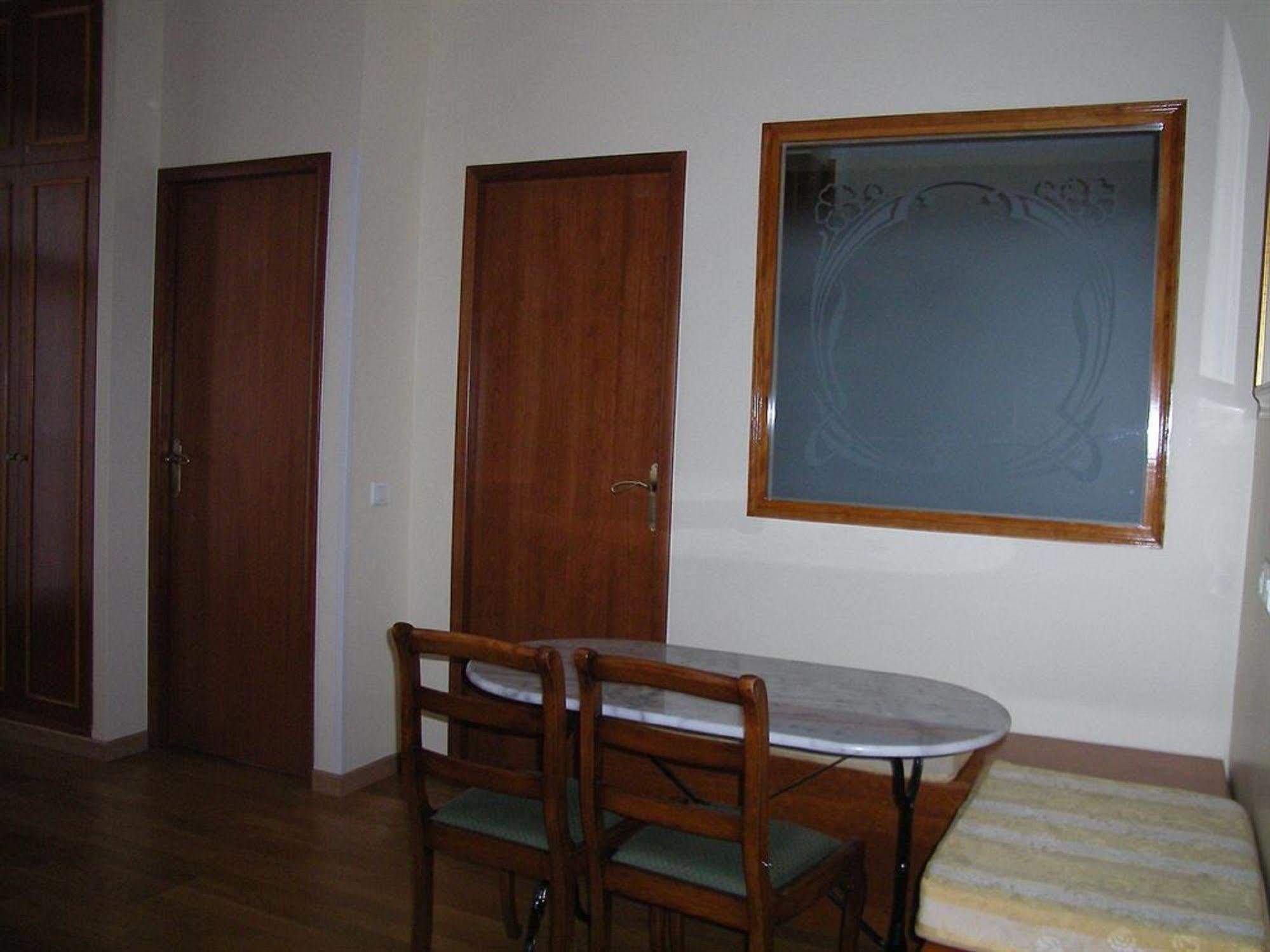 Hotel Arc De Triomphe 3*