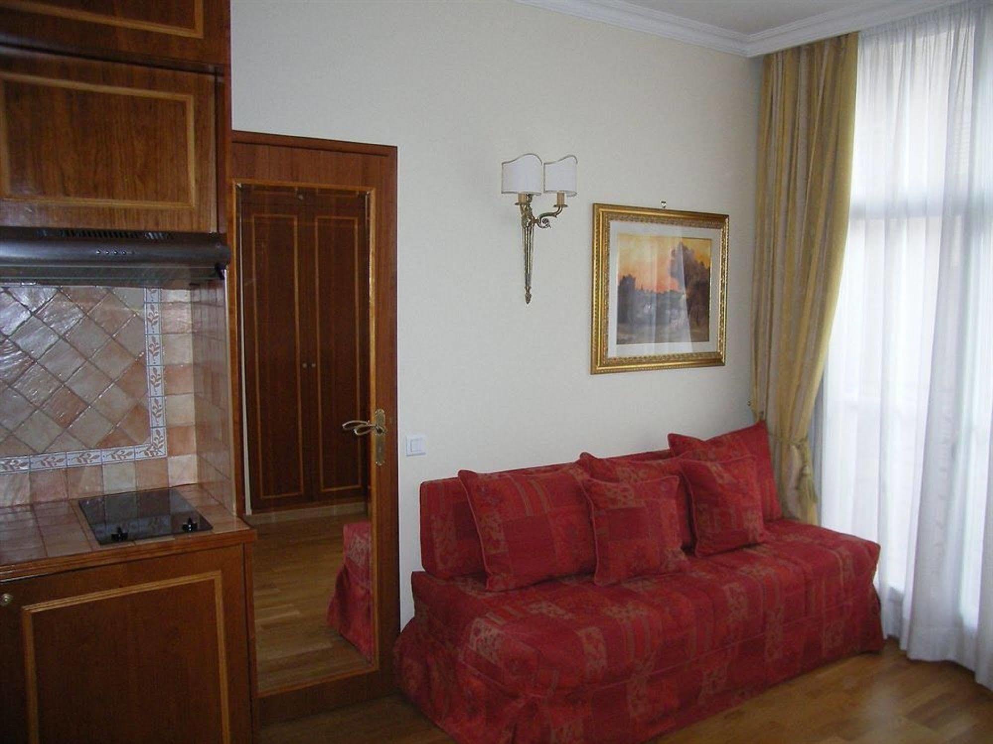 Hotel Arc De Triomphe