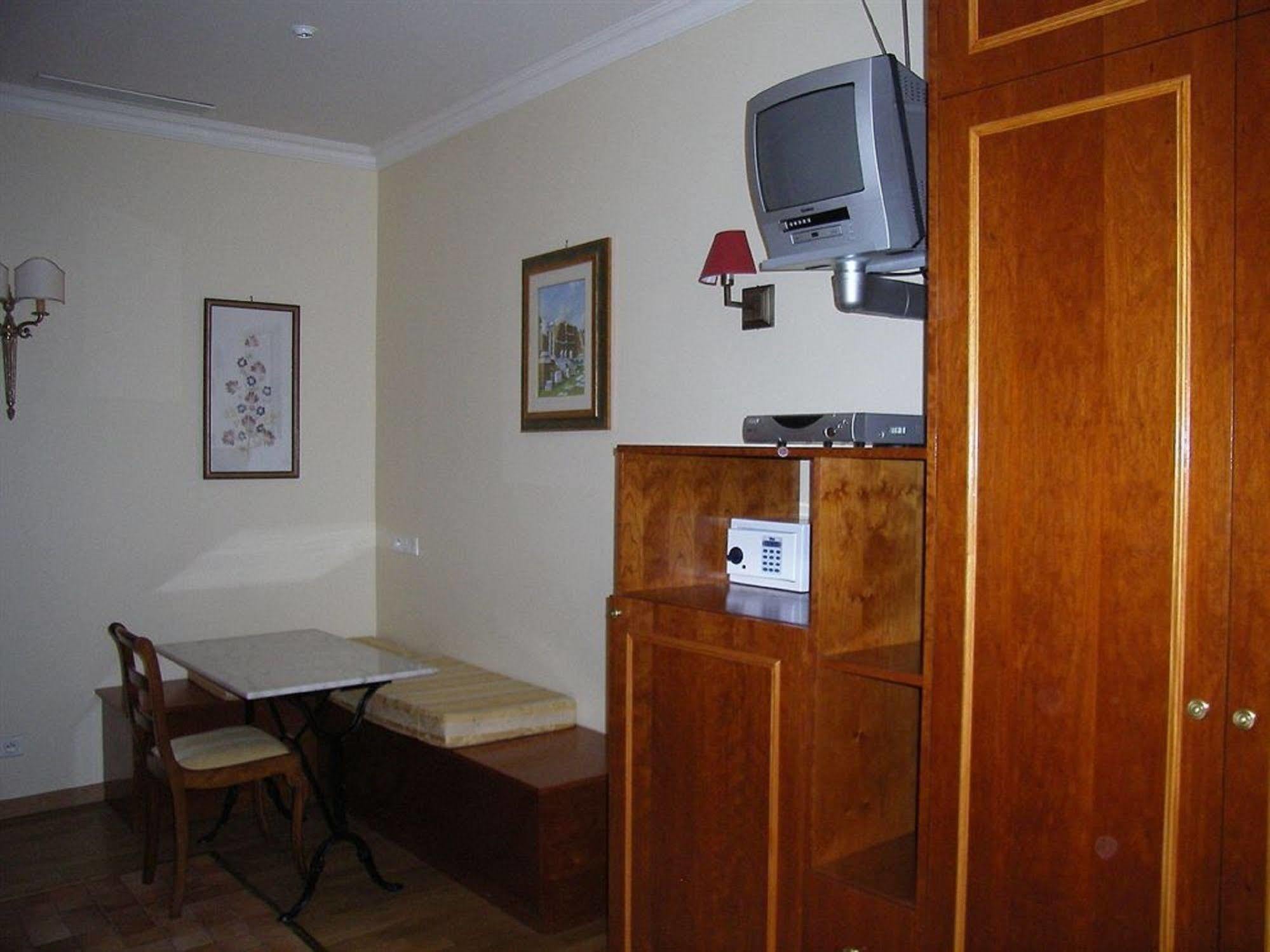 Arc De Triomphe Hotel