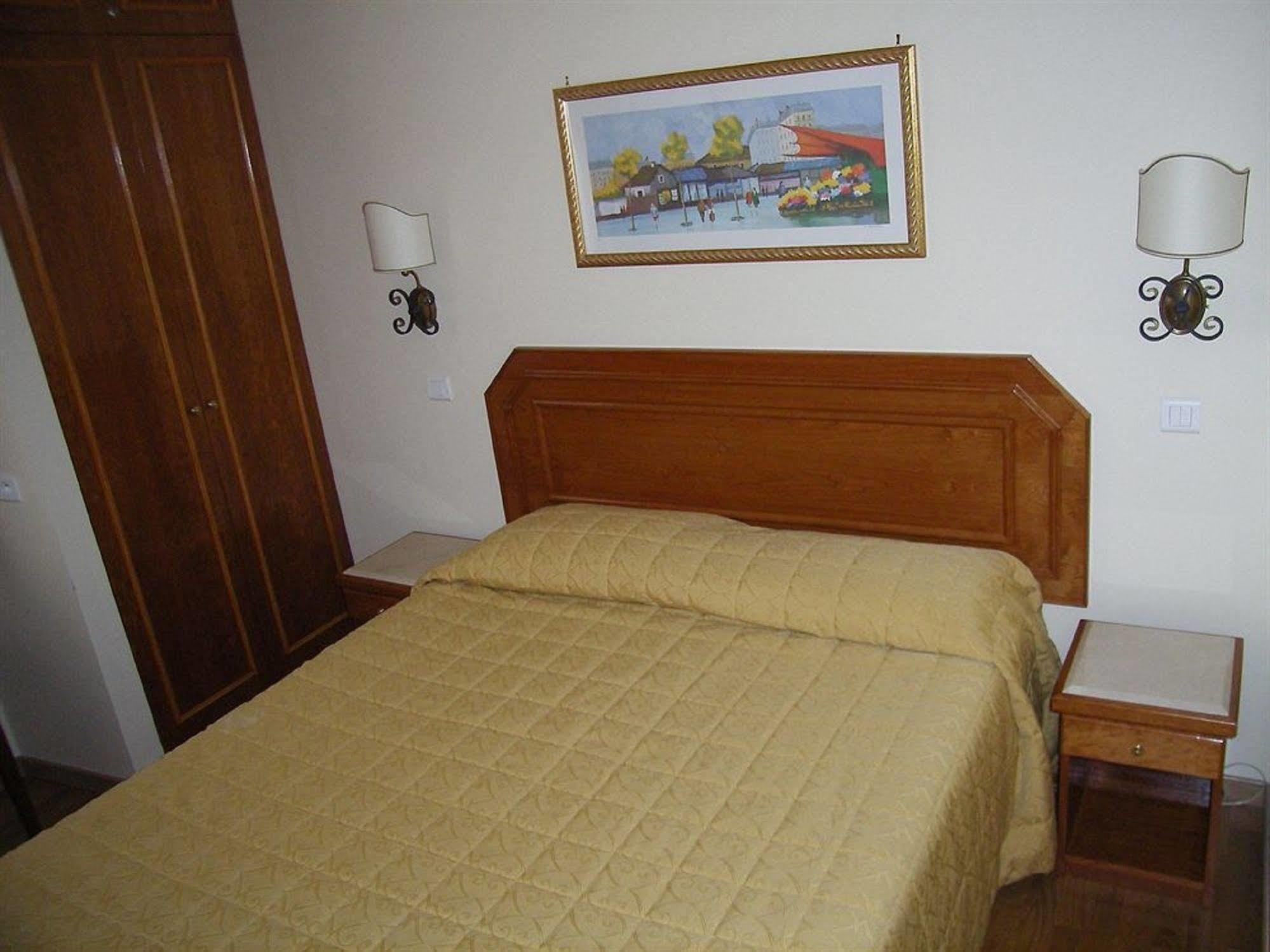 Hotel Arc De Triomphe